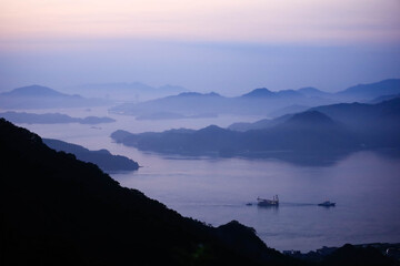 瀬戸内海の夜明け　広島県三原市の竜王山から
