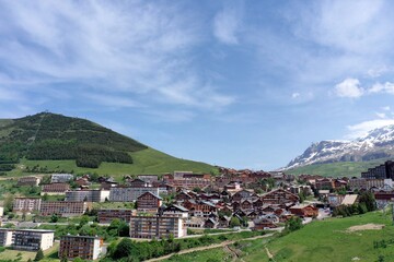 L'Alpe d'Huez en Oisans avec un drone, la station et les pistes de ski en &eacute;t&eacute;