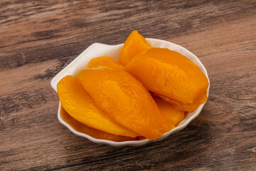 Sweet mango slices in syrop