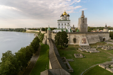 view of the pskov Kremlin in summer - obrazy, fototapety, plakaty