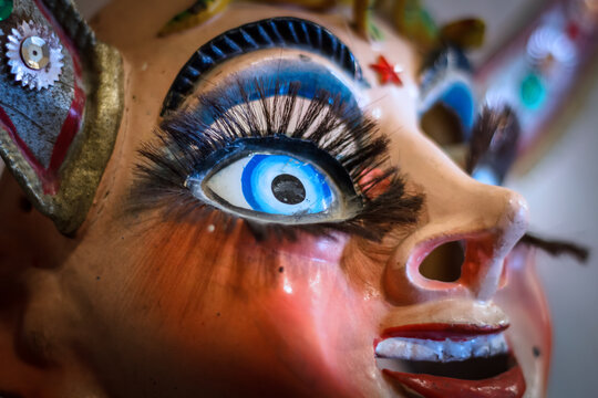 Mascara t&iacute;pica del baile de la diablada, es parte del folklore en Bolivia en Carnaval. Realizados a mano. Resaltan los coloridos cuernos, serpientes, los colmillos y los ojos
