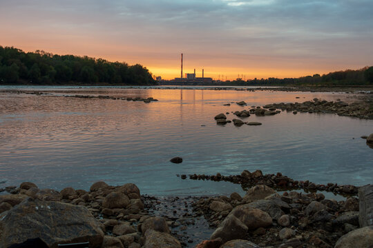 Rzeka Wisła w Warszawie, zach&oacute;d słońca widok na elektrociepłownie żerań. Vistula River in Warsaw, sunset view of the Żerań CHP plant