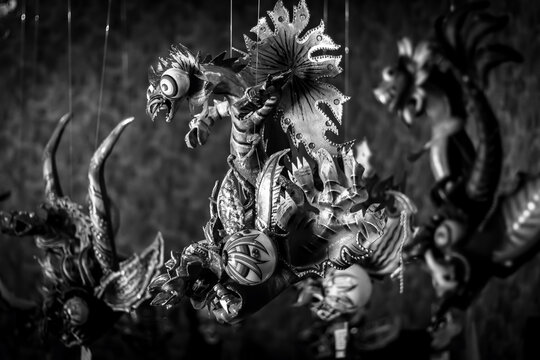 Mascara t&iacute;pica del baile de la diablada, es parte del folklore en Bolivia en Carnaval. Realizados a mano. Resaltan los coloridos cuernos, serpientes, los colmillos y los ojos