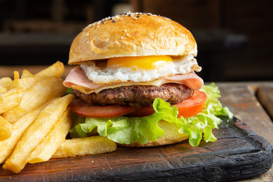 hamburguesa completa con papas Stock Photo | Adobe Stock