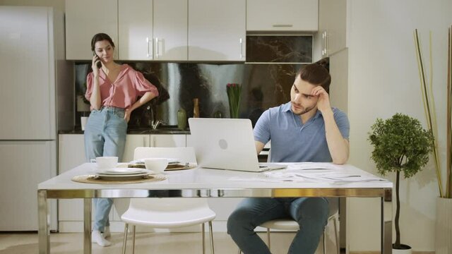 A wife doesn't let her husband to concentrate on his work because of her talking 