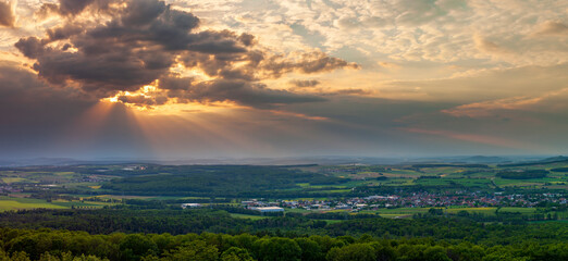 Obraz premium Sonnenuntergang über dem Bamberger Land, Blick von der Giechburg