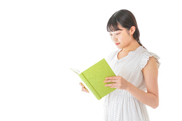 読書をする若い女性