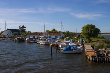 Fototapeta na wymiar Malerische Hafen von Neuendorf auf der Ostseeinsel Hiddensee.