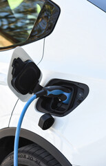 auto voiture electrique electric car borne recharge chargeur batterie autonomie rechargement courant prise volt watt constructeur environnement planete ecologie vert co2 co carbone