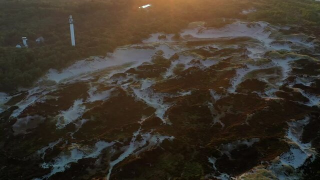 Drohnenflug &uuml;ber D&uuml;nenlandschaft im Morgenlicht beim Leuchtturm Dueodde Fyr auf der d&auml;nischen Insel Bornholm
