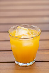 frisch gepresster Orangensaft mit Eiswürfeln