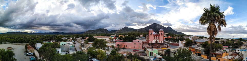 Fototapeta na wymiar panorama of a town in the mountains. Mexican town among the mountains. town in northern Mexico. panoramic view of a town