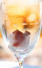 Eiswürfel mit Grapefruit im Glas, close up