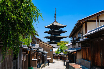 Obraz premium 京都市 八坂の塔と街並み