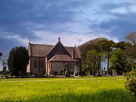 Rural church and cemetery in Fenor