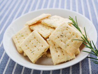 ローズマリー入りのチーズクラッカー