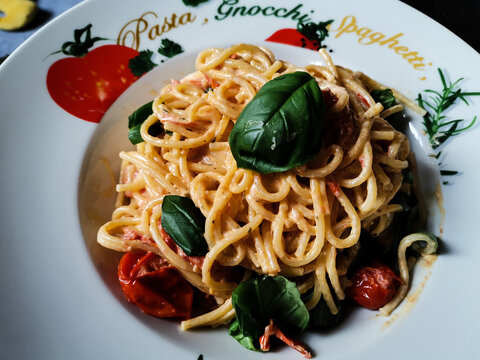 Pasta mit Tomaten, Schafsk&auml;se und Basilikum