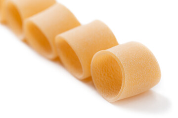 Mezzi paccheri, pasta tradizionale italiana su fondo bianco 