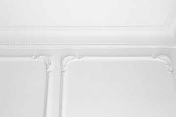 white wall with trim and crown moulding/molding - obrazy, fototapety, plakaty