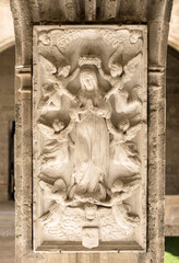 Bas-relief religieux dans la cathédrale de Narbonne, Aude, France