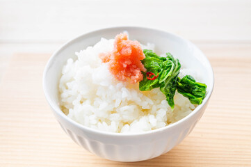 タラコと青菜を乗せた炊き立てご飯