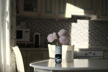 Fototapeta na wymiar Vase with flowers on table
