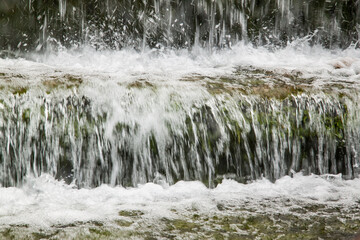 agua fluyendo como un a cascada por las paredes de una fuente al aire libre