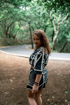 Chica guapa en el bosque de anaga en las islas de gran canaria tenerife