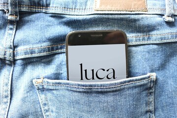 Luca-Warn-App in Hosentasche