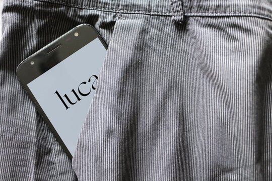 Luca-Warn-App in Hosentasche
