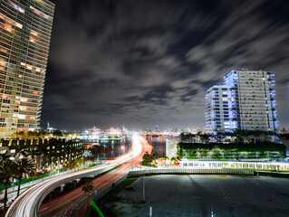 Obraz premium city skyline at night miami florida buildings bridge cars traffic road 