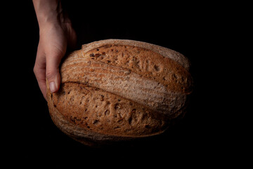 Hogaza de pan. Pan artesanal con semillas y marcas de harina