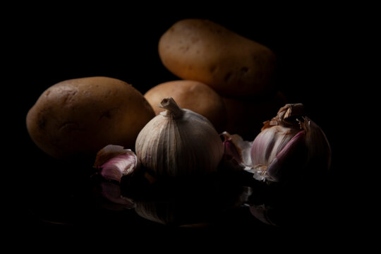 Patatas de la tierra. Patata blanca lavada sobre fondo negro.