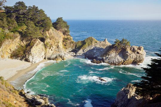 USA, California, Big Sur, Julia Pfeiffer Burns State Park with picturesque McWay Falls