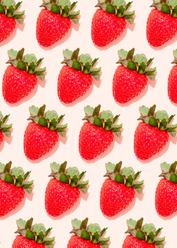 Pattern of fresh ripe strawberries lying against&nbsp;light pink background
