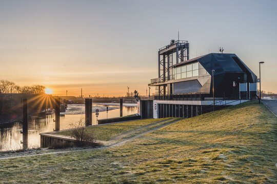 Germany, Hamburg, Ernst August Schleuse in Spreehafen at sunrise