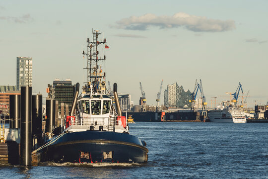 Germany, Hamburg, Harbor of Neumuhlen with Elbe Philharmonic Hall in background