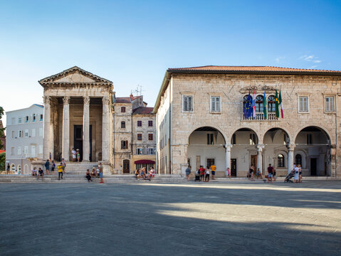 Croatia, Istria County, Pula, Town square in front of Temple of Augustus