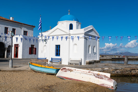 Greece, South Aegean, Horta, Rowboats lying in front of white-washed chapel