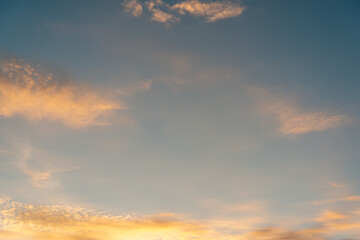 Obraz premium Evening sky at sunset with clouds.