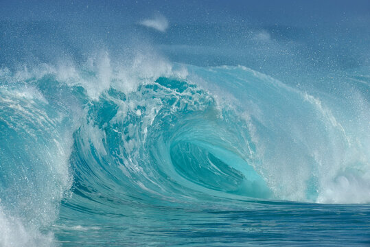 Large splashing wave of Pacific Ocean