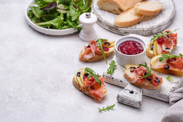 Toasts with pear and prosciutto