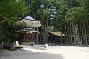 Fototapeta premium 高野山壇上伽藍 六角経蔵と山王院 和歌山県高野町