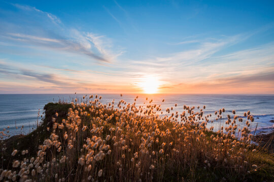 Sun setting over Mahia Peninsula with clear line of horizon over&nbsp;Pacific Ocean in background