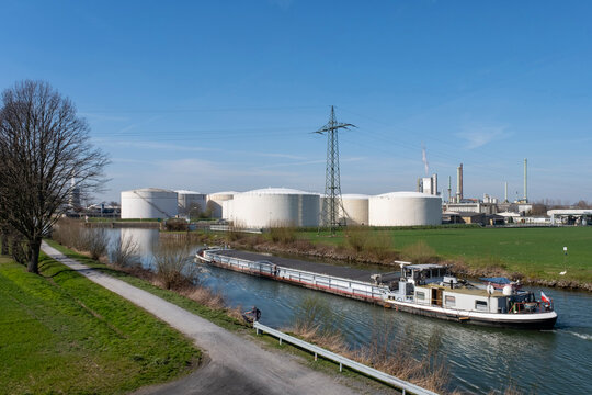Germany, North Rhine Westphalia, Lunen, Datteln Hamm Canal with coal fired power station in background