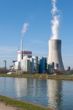 Germany, North Rhine Westphalia, Lunen, coal fired power station over Datteln Hamm Canal