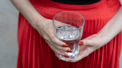 Ein Glas Wasser in Händen