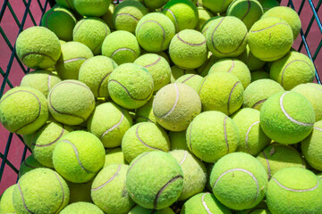Primer plano. Muchas pelotas de tenis vibrantes, patrón de pelotas utilizadas en la pista de tenis...