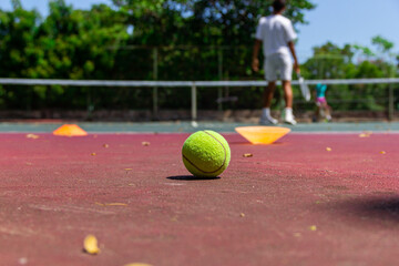 Jugador de tenis en acción en la pista de tenis (enfoque selectivo, foco en el baile en primer...