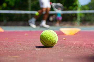 Jugador de tenis en acción en la pista de tenis (enfoque selectivo, foco en el baile en primer...